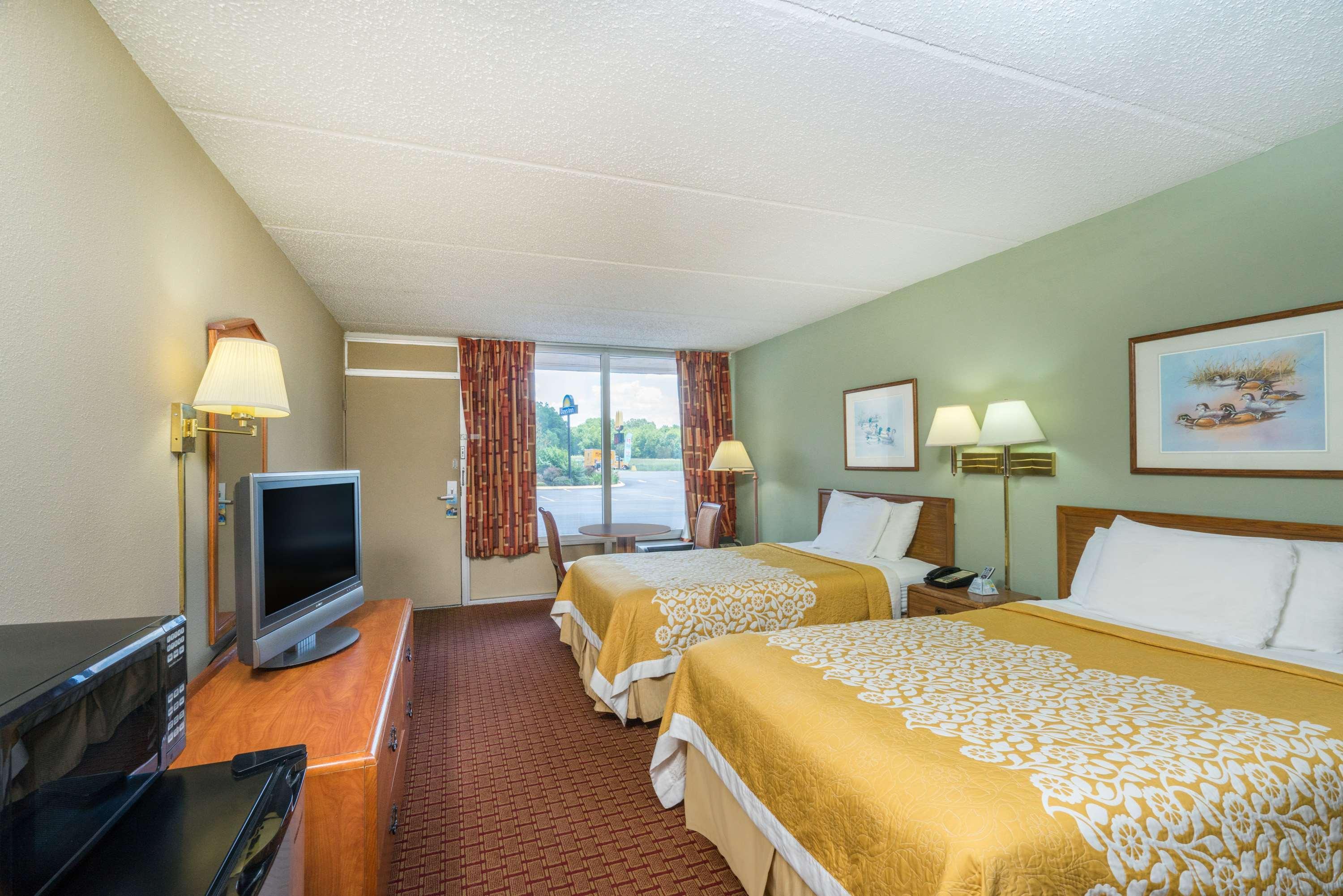 Days Inn By Wyndham Hurricane Mills Exteriér fotografie