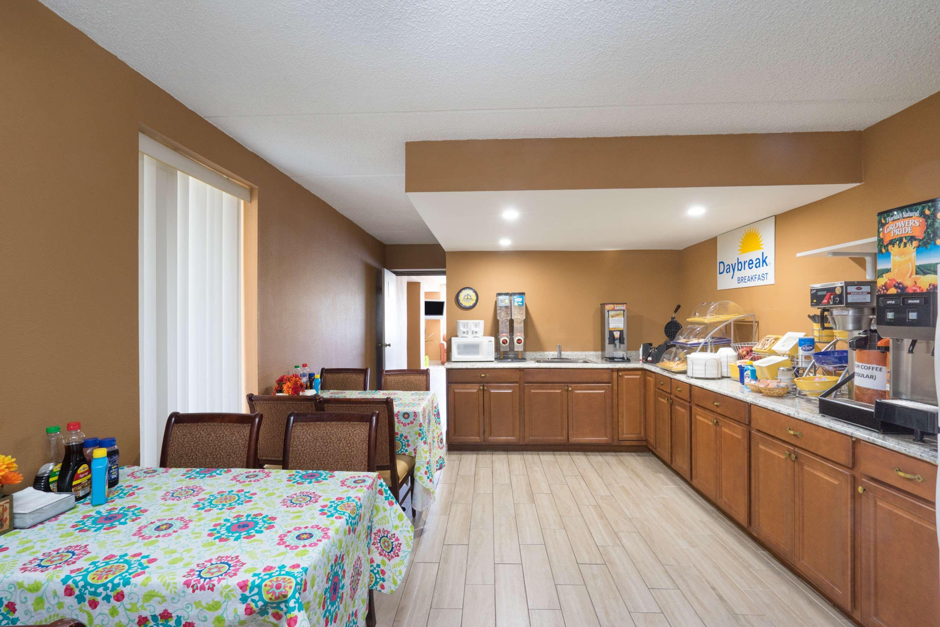 Days Inn By Wyndham Hurricane Mills Exteriér fotografie