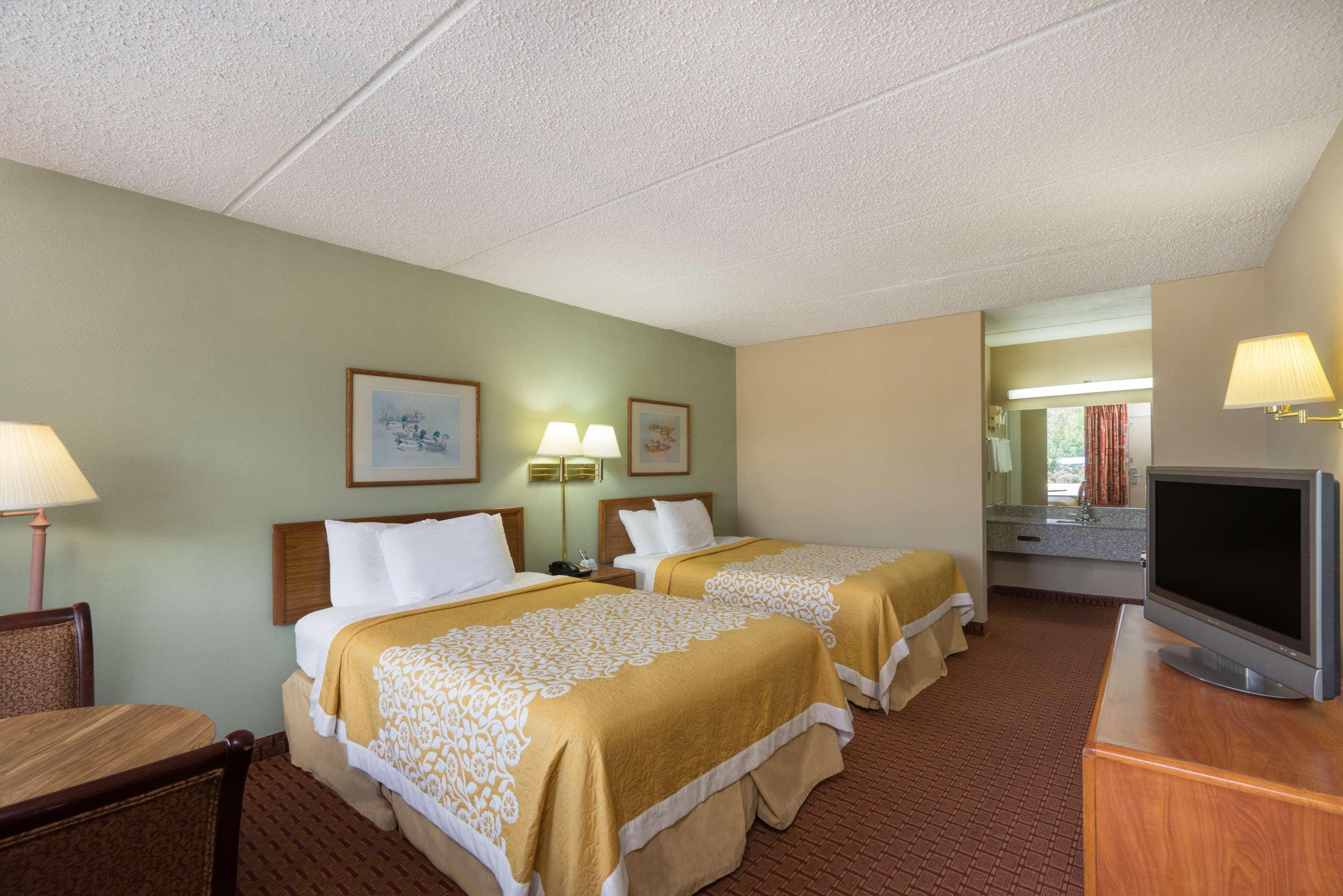 Days Inn By Wyndham Hurricane Mills Exteriér fotografie