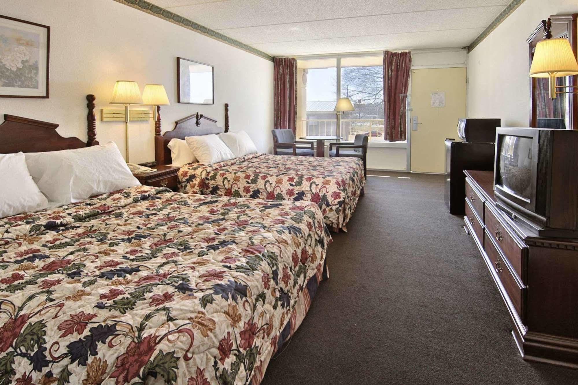 Days Inn By Wyndham Hurricane Mills Exteriér fotografie