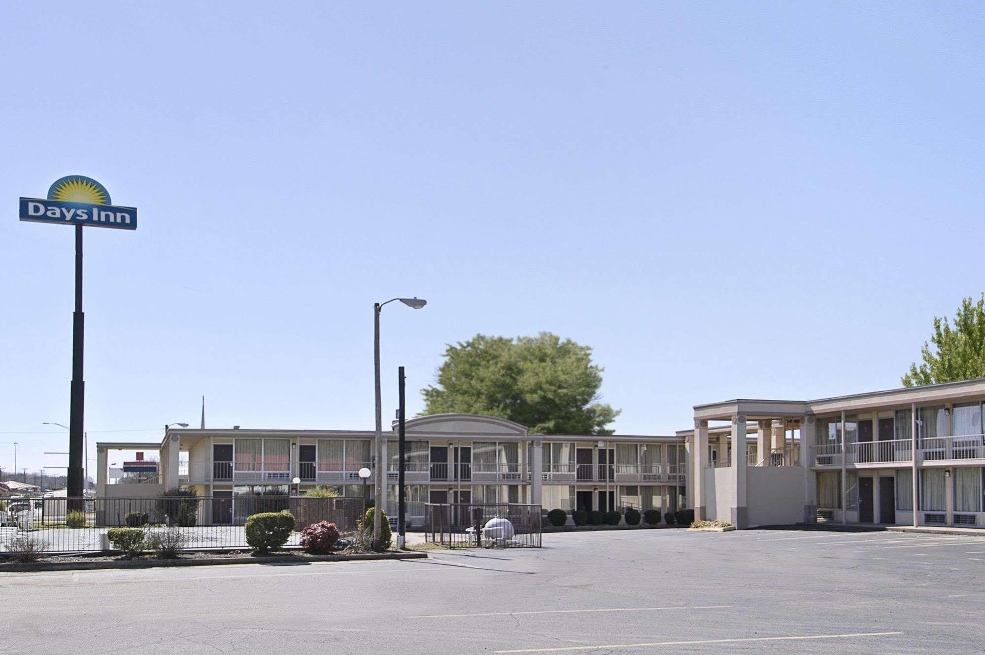 Days Inn By Wyndham Hurricane Mills Exteriér fotografie