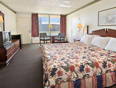 Days Inn By Wyndham Hurricane Mills Exteriér fotografie